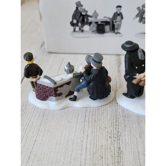 Dept 56 55549 Oliver Twist Heritage Village Collection accessory xmas set - Picture 8 of 12